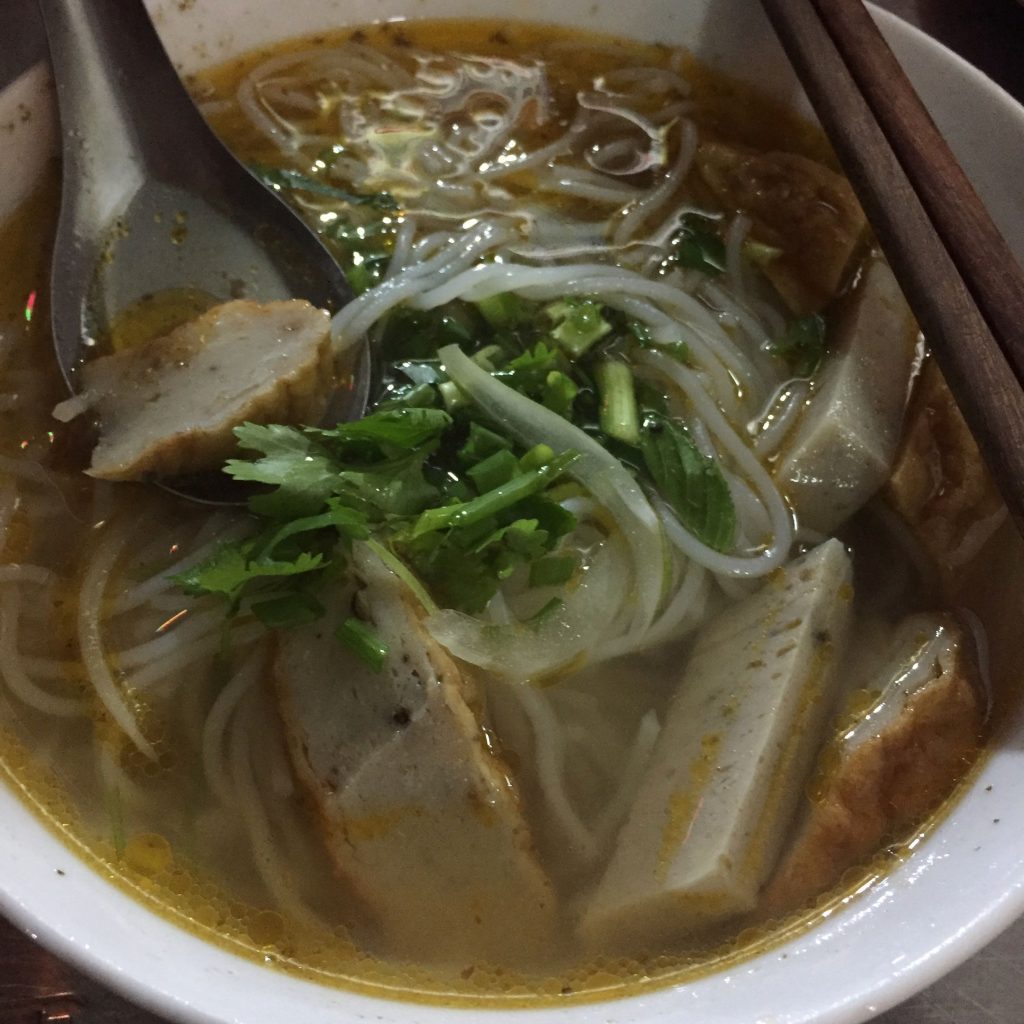 cakesoup-grilledchoppedfish-seafood-quynhon-binhdinh-thebroadlife-travel-vietnam