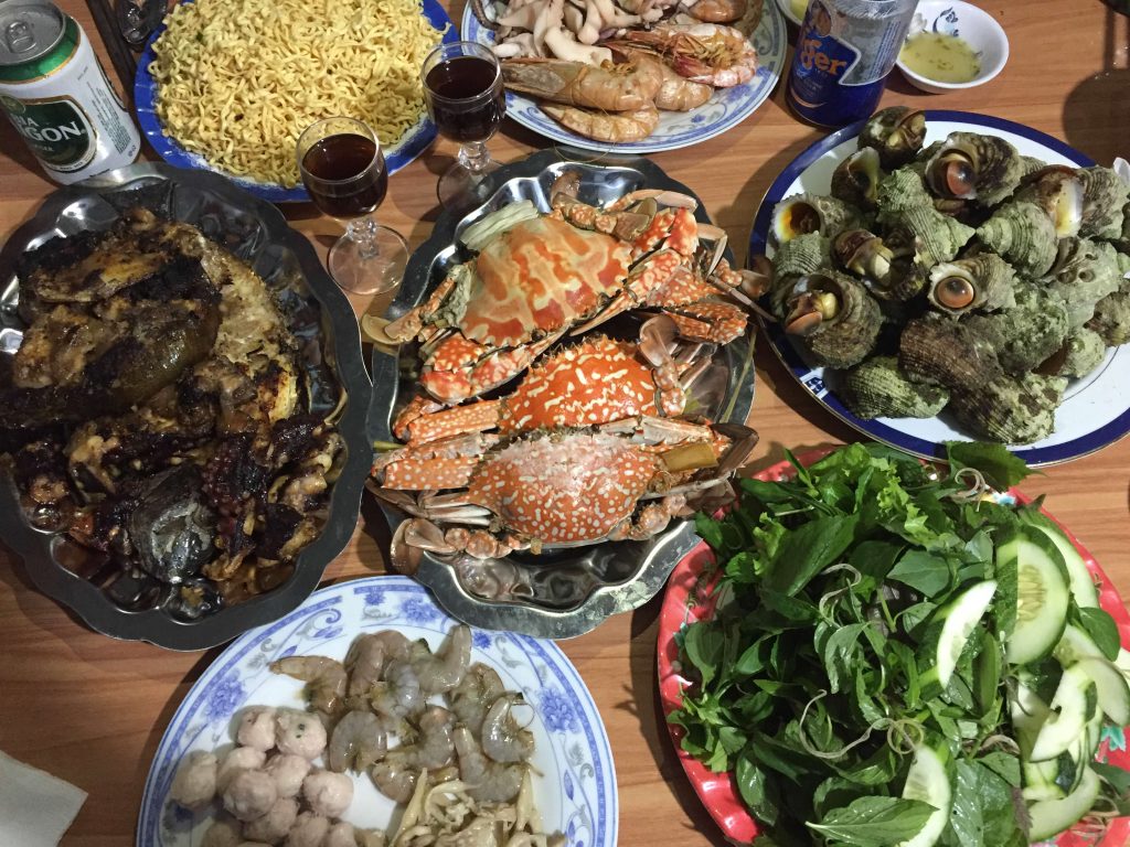 dinner-crab-noodle-snail-seafood-quynhon-binhdinh-thebroadlife-travel-vietnam