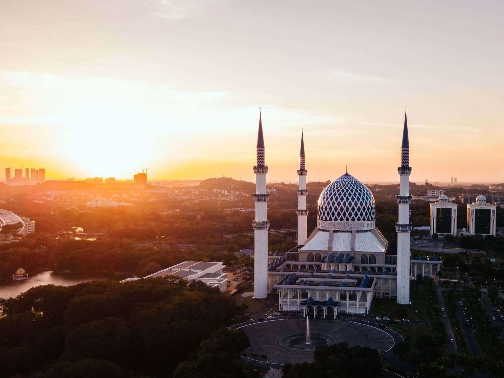 Masjid Sultan Salahuddin Abdul Aziz Shah, a state mosque at Shah Alam, Malaysia. One of the attractive spot in Far East Asia