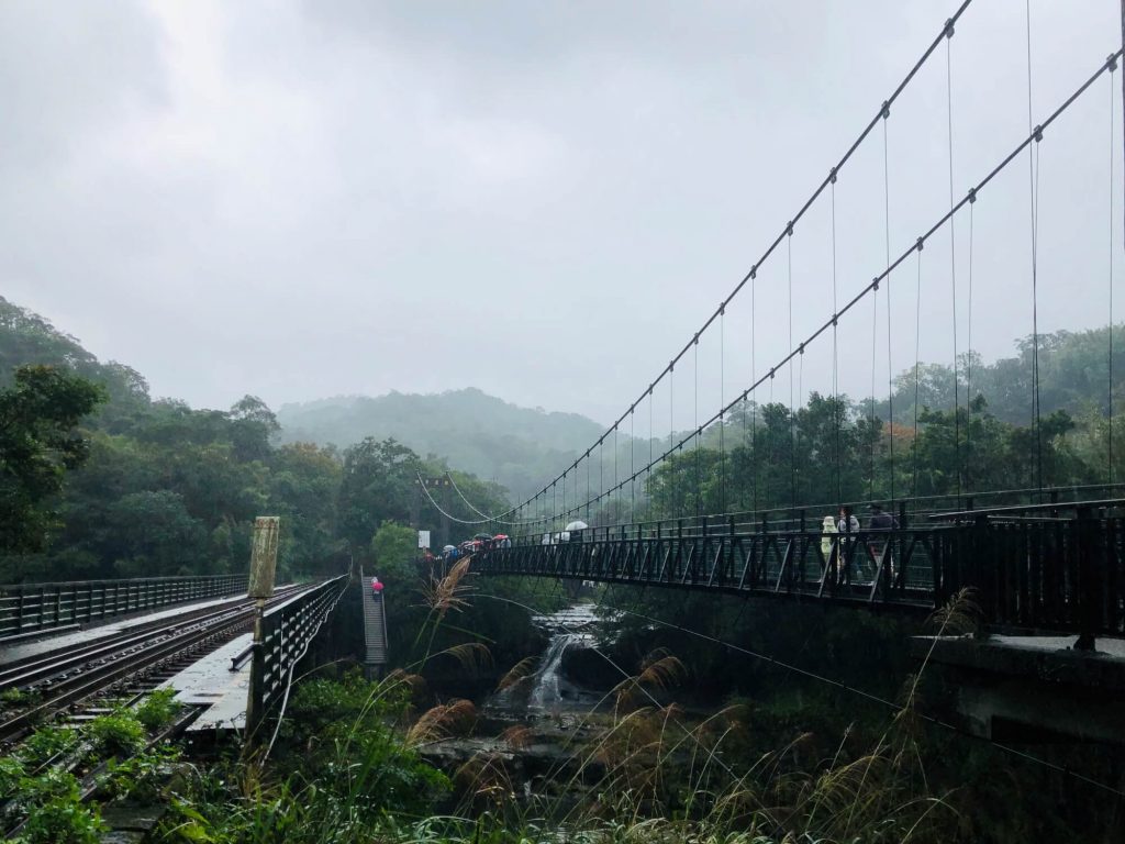 Jingan bridge before visitors can reach Shifen Waterfall