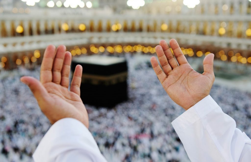 a pilgrim is praying in a hajj