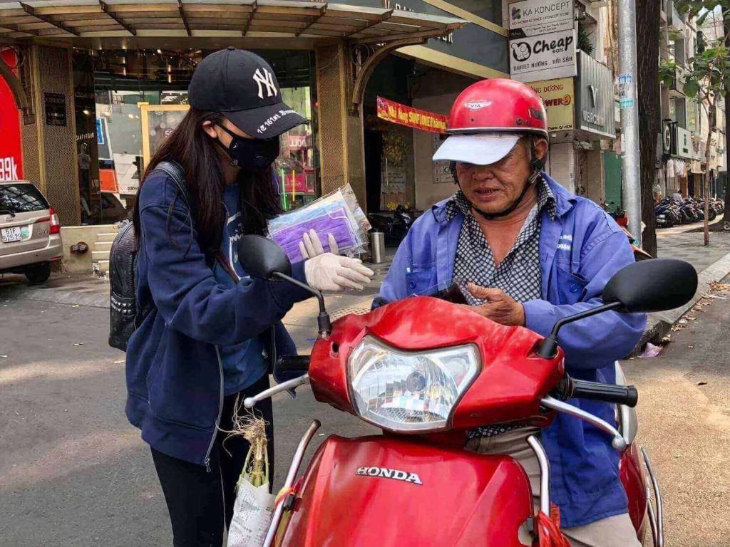 free masks are given on the road of Ho Chi Minh City to prevent coronavirus