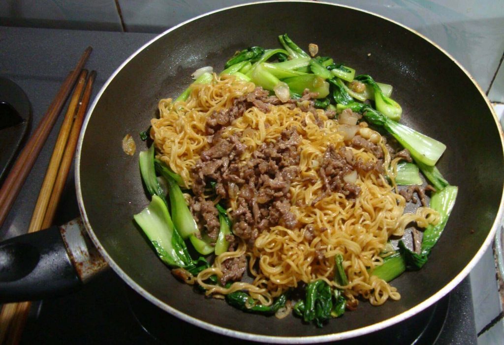Fried noodles with beef and vegetable