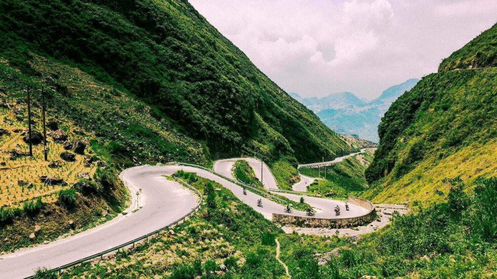 Tham Ma Slope in Ha Giang brings travelers an extreme experience