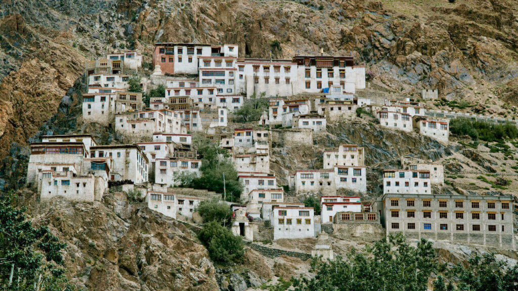 houses on the mountains of Tibet