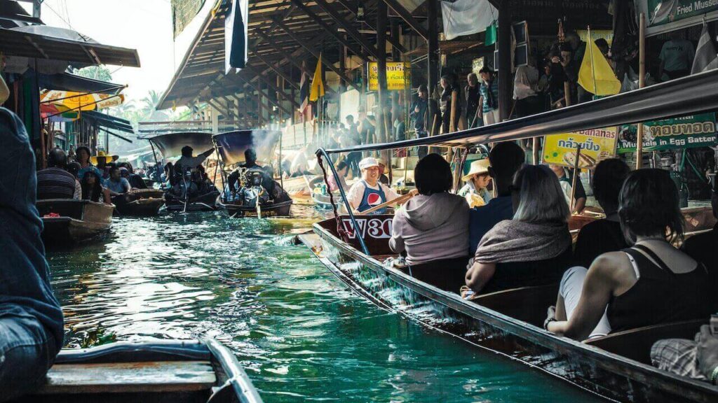 damnoen saduak floating market in ratchaburi