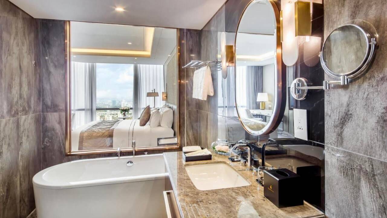 bathroom in a hotel's room in vinpearl luxury landmark 81 vietnam