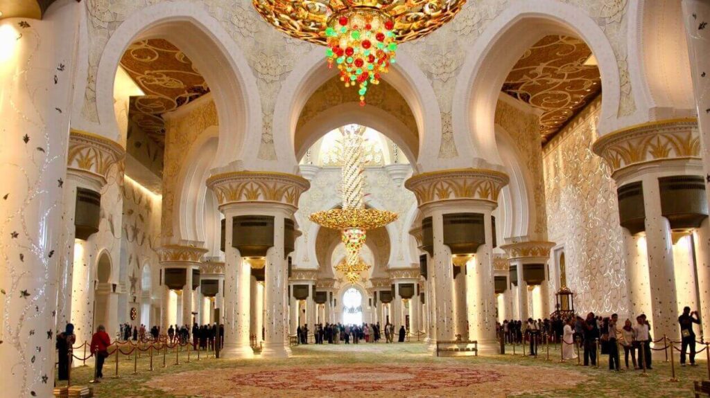 carpet in sheikh zayed mosque is the largest in the world