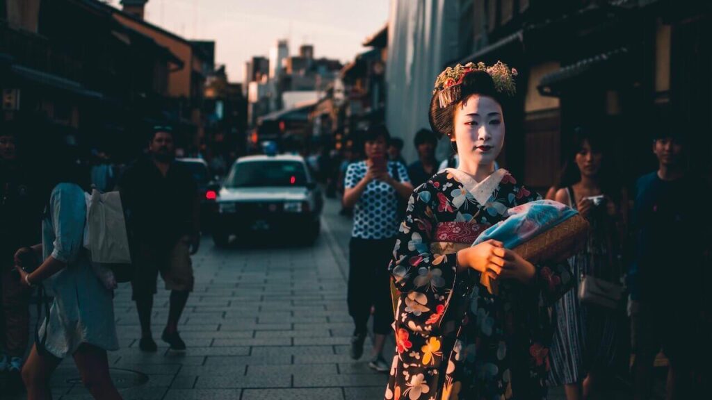locals hate tourists taking photos of geisha in japan
