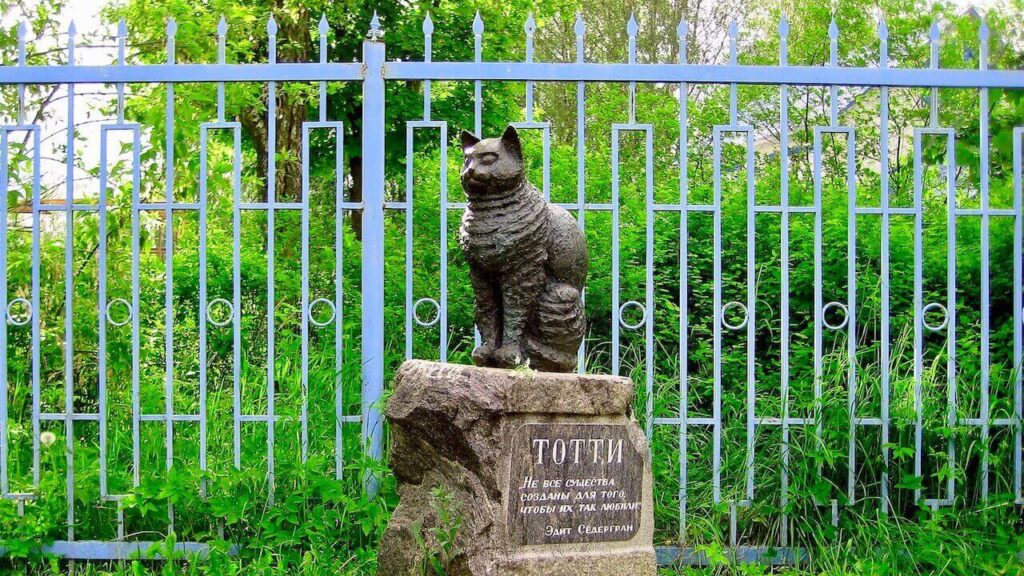 The monument to cat Totti in Roshchino, Russia