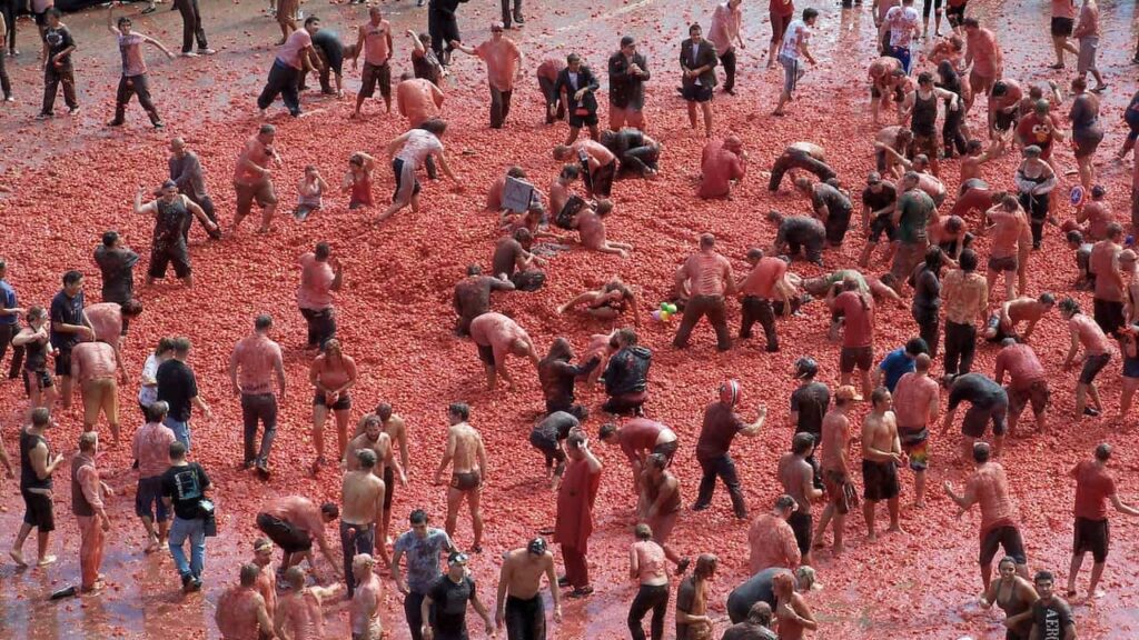 people are throwing tomatoes at each other at the La Tomatina festival in Spain