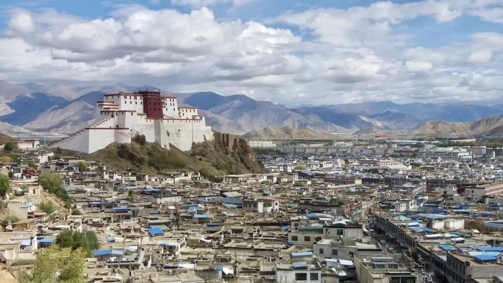 an image of Shigatse Dzong and Shigatse city