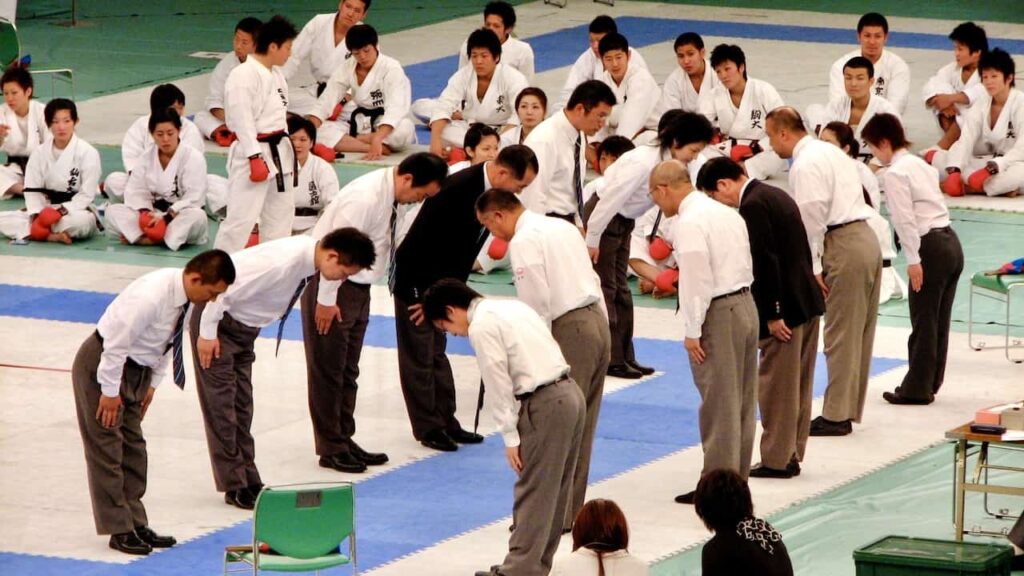 Japanese people are bowing in a martial arts match