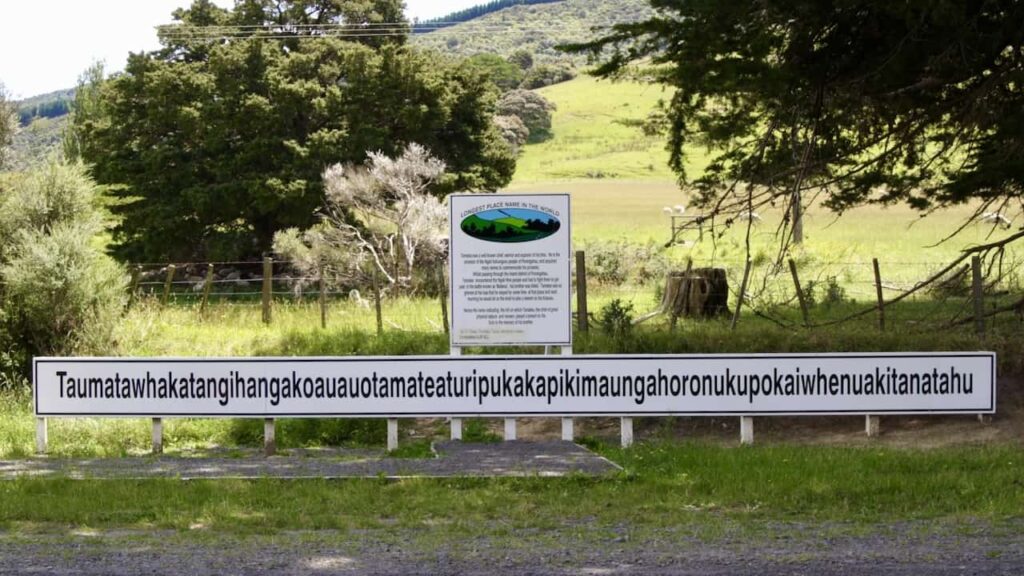 the hill Taumatawhakatangihangakoauauotamateaturipukakapikimaungahoronukupokaiwhenuakitanatahu in New Zealand