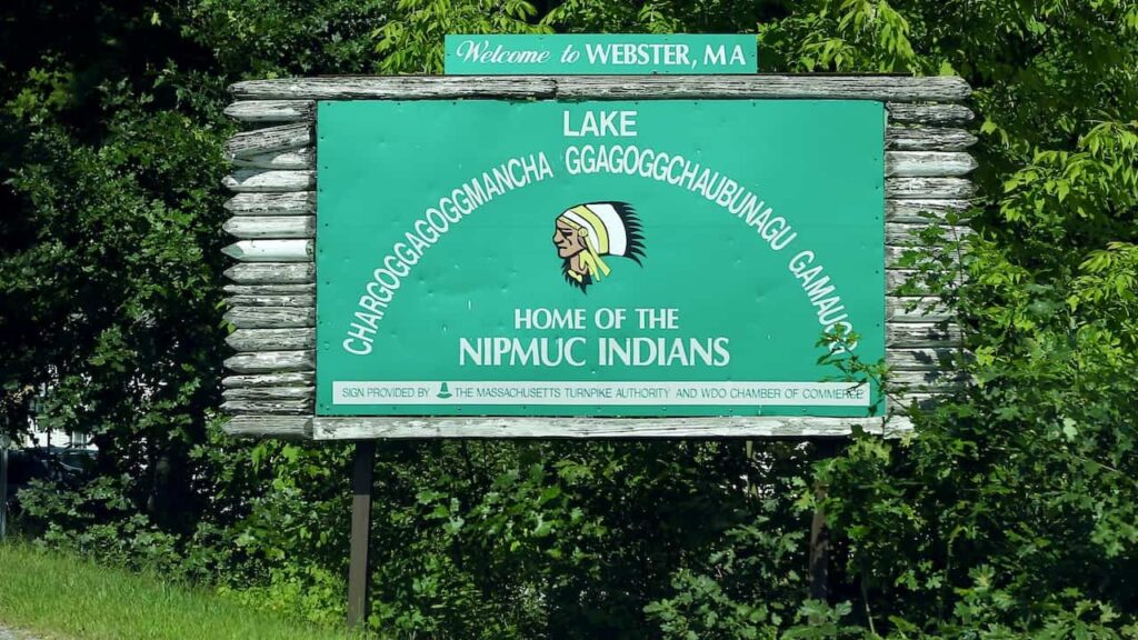 Welcome to Webster board with the world's longest lake name Chargoggagoggmanchauggagoggchaubunagungamaugg