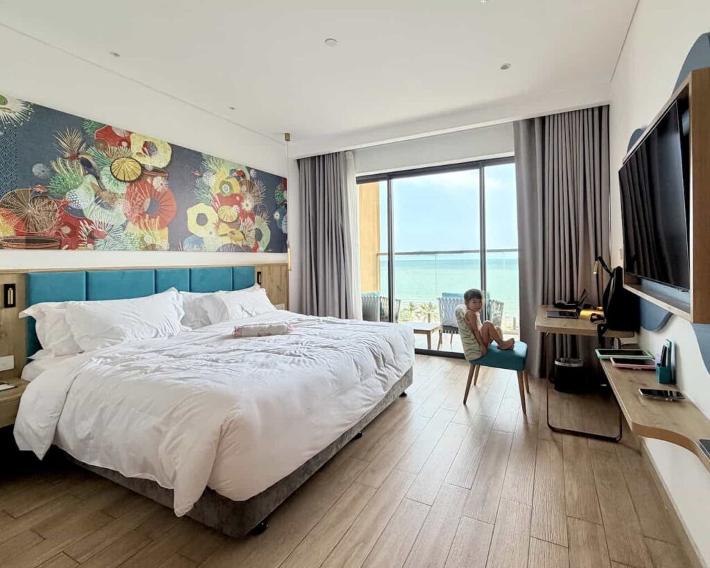 Classic Sea View King room with ocean-view balcony at Dhawa Ho Tram.