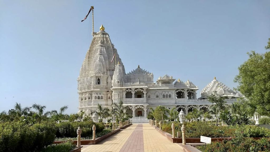 White marble Jain temple in Ranakpur, Rajasthan, featuring intricately carved spires and ornate architectural details in luxury tour of India
